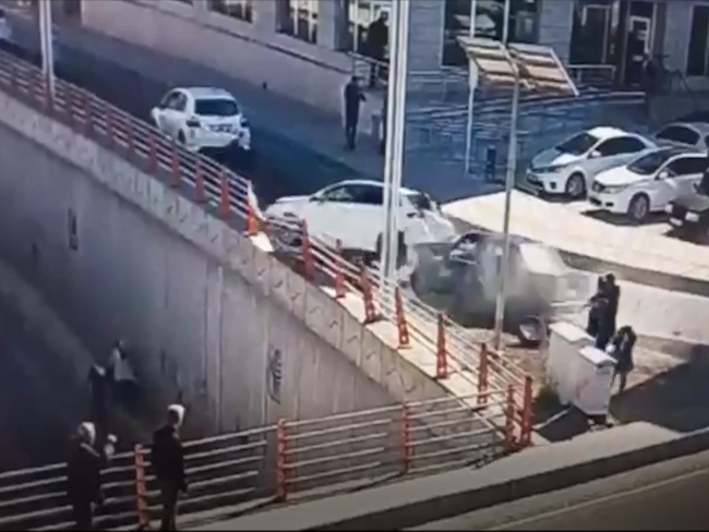 Köprüden düşen otomobilin altında kalmaktan son anda kurtuldular